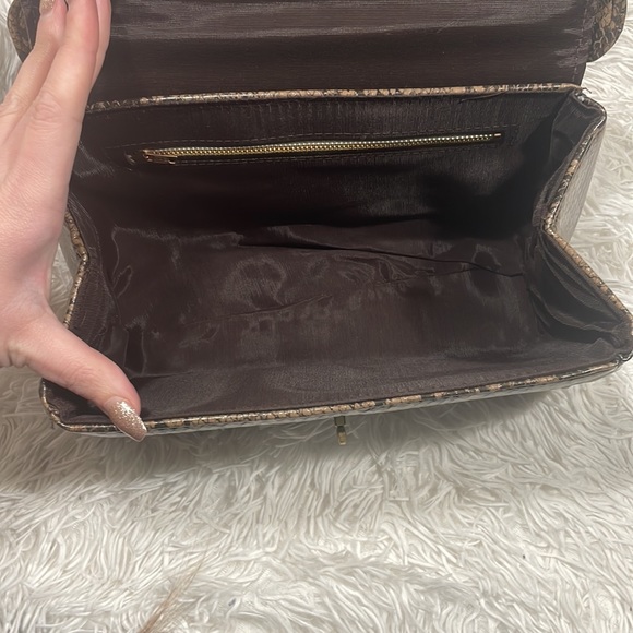 Vintage snake skin print handbag with twist lock closure. EUC - Picture 10 of 13